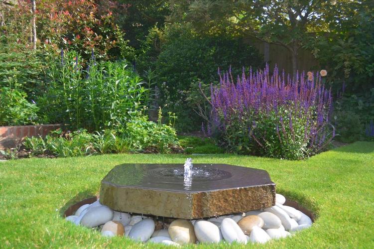 I have worked on a number of garden renovation projects in Essex and Suffolk. From coordinating garden landscaping, to implementing planting plans, take a look at my recent projects.